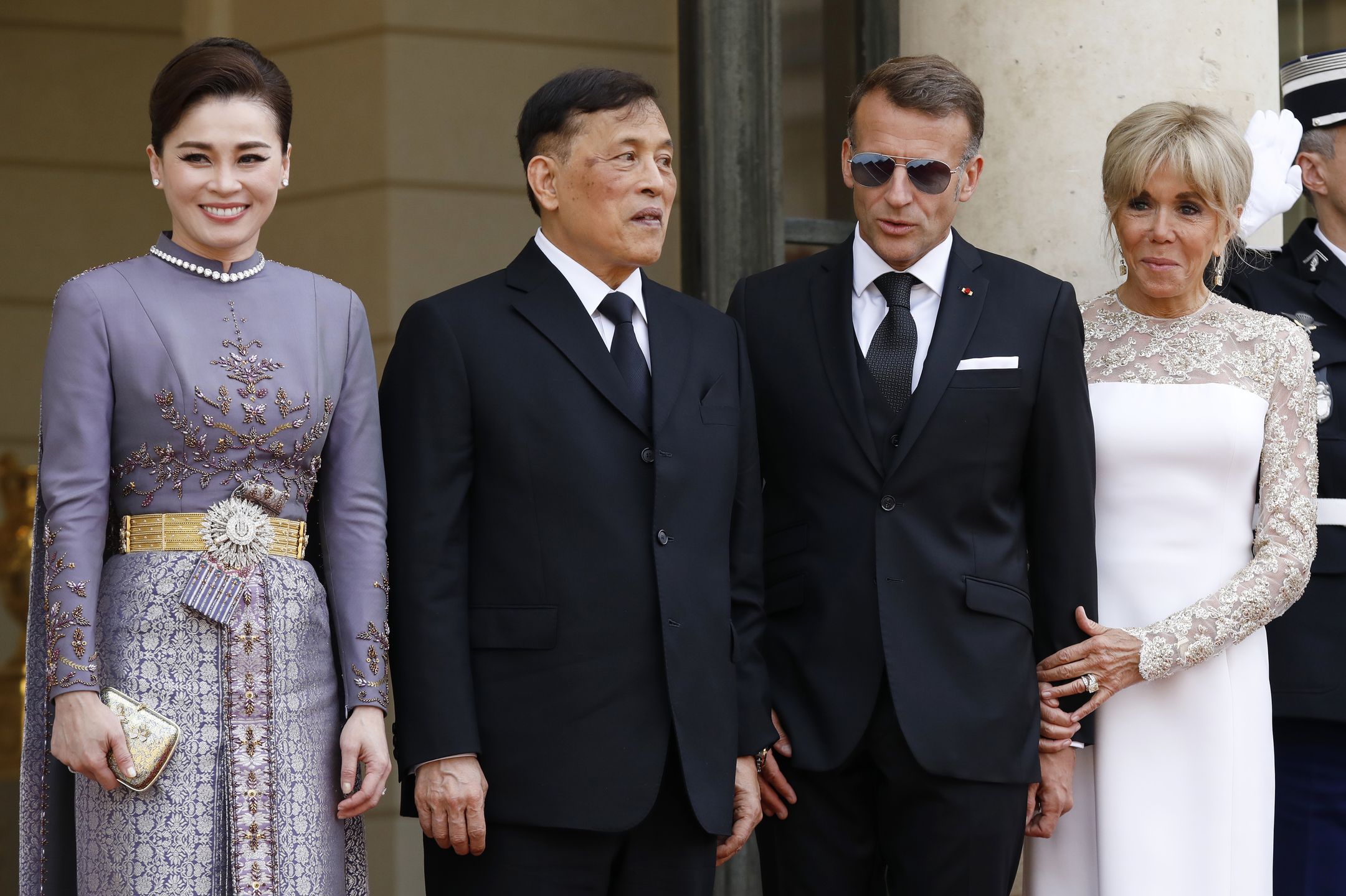 Emmanuel i Brigitte Macronowie witają króla Tajlandii z żoną