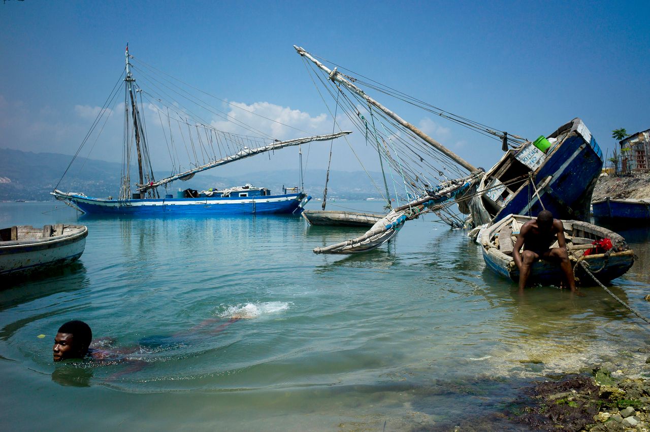 Młodzi Haitańczycy kąpia się w zrujnowanym porcie Port-au-Prince.