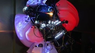 Ogromne mechaniczne serce zbudowane z części od laptopów, konsol i telewizorów 1