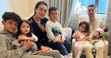 Bliźnięta Cristiano Ronaldo świętują 5. urodziny w towarzystwie KARTONOWEJ postaci piłkarza (FOTO)