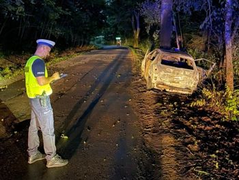 Dolne Horniki: Auto stanęło w ogniu. Nieprzytomnego kierowcę wyciągnął świadek