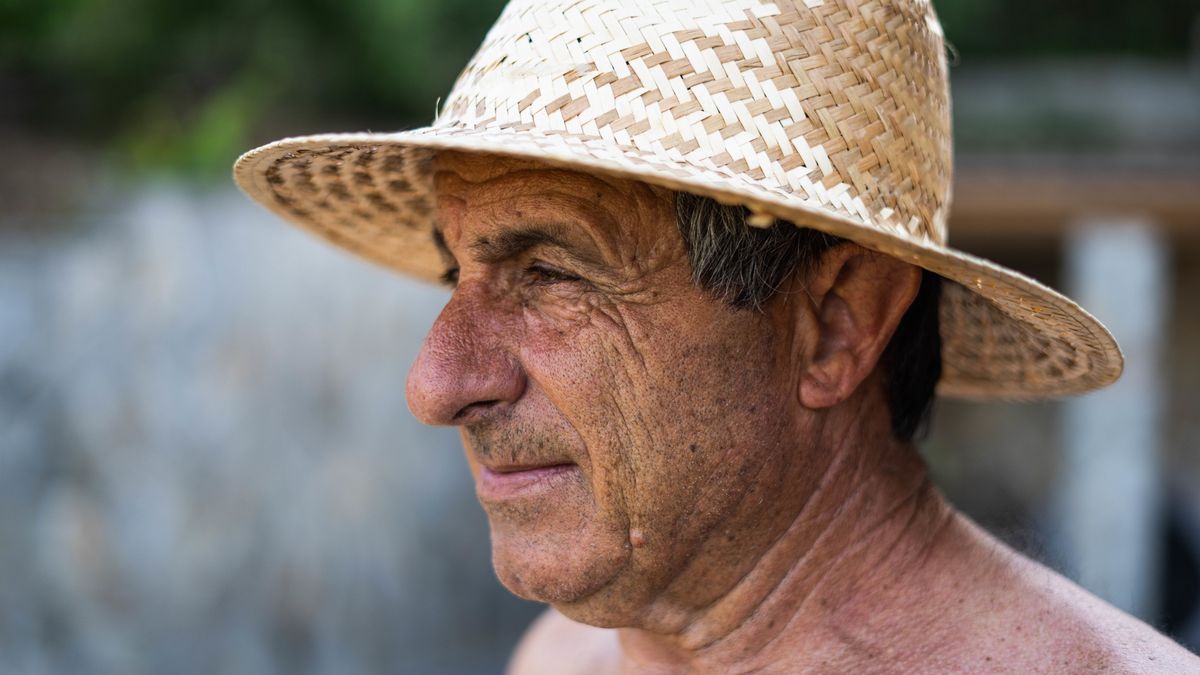 Portrait of an older man.
Portrait of an older man with straw hat and shirtless looking on.
Hugo Abad