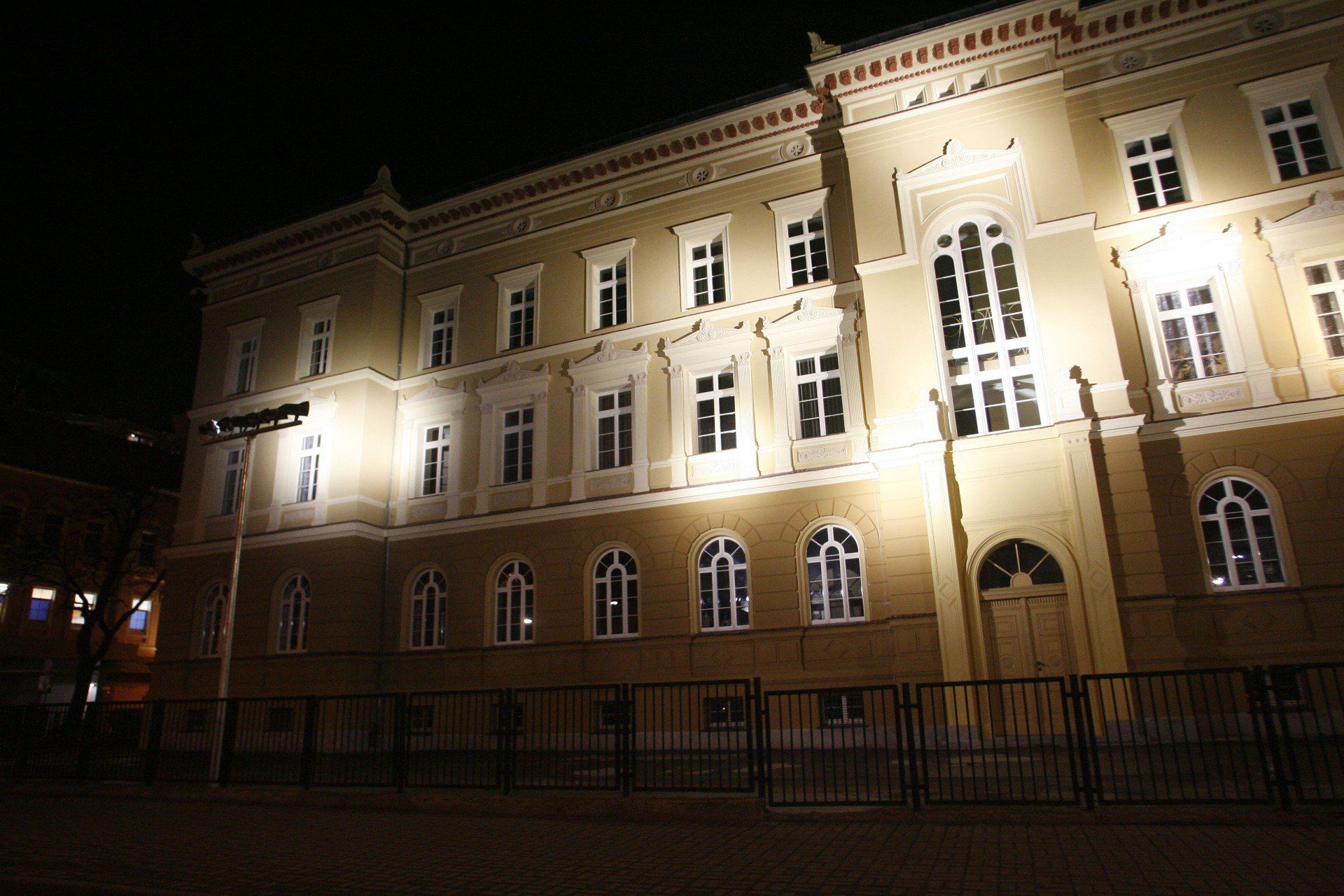 Kiedyś było tu gimnazjum ewangelickie. Okazały gmach w centrum Legnicy ma już 158 lat