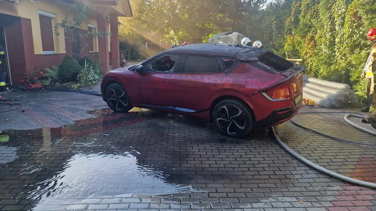 Pożar samochodu elektrycznego Kia w przydomowym garażu w Borzechowie
