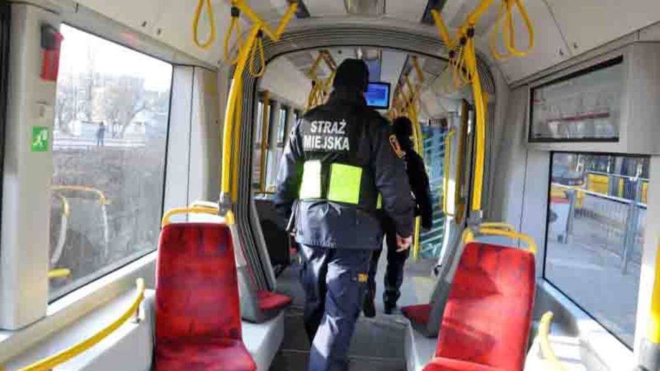 Policjanci znaleźli pijanego obcokrajowca w tramwaju.