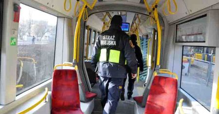 Spał na podłodze tramwaju. Okazało się, że jest poszukiwany