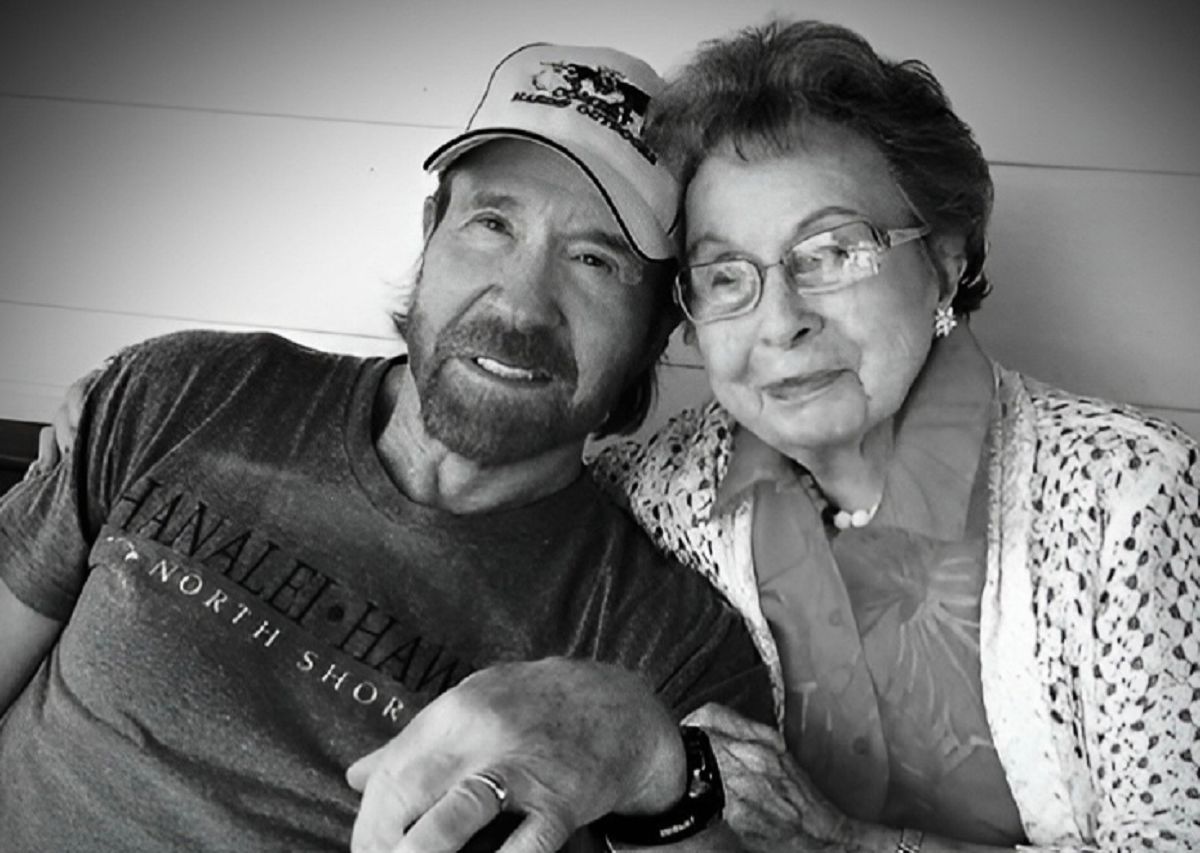 Chuck Norris nie żyje. Wcześniej stracił brata i matkę