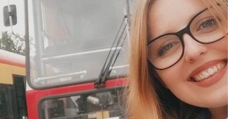 Jest motorniczą tramwaju. Wskazuje największe grzechy pasażerów