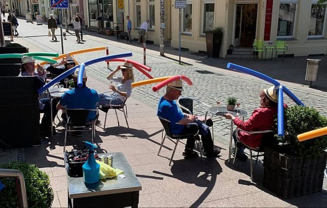 Klienci w ogródku jednej z kawiarni w Niemczech