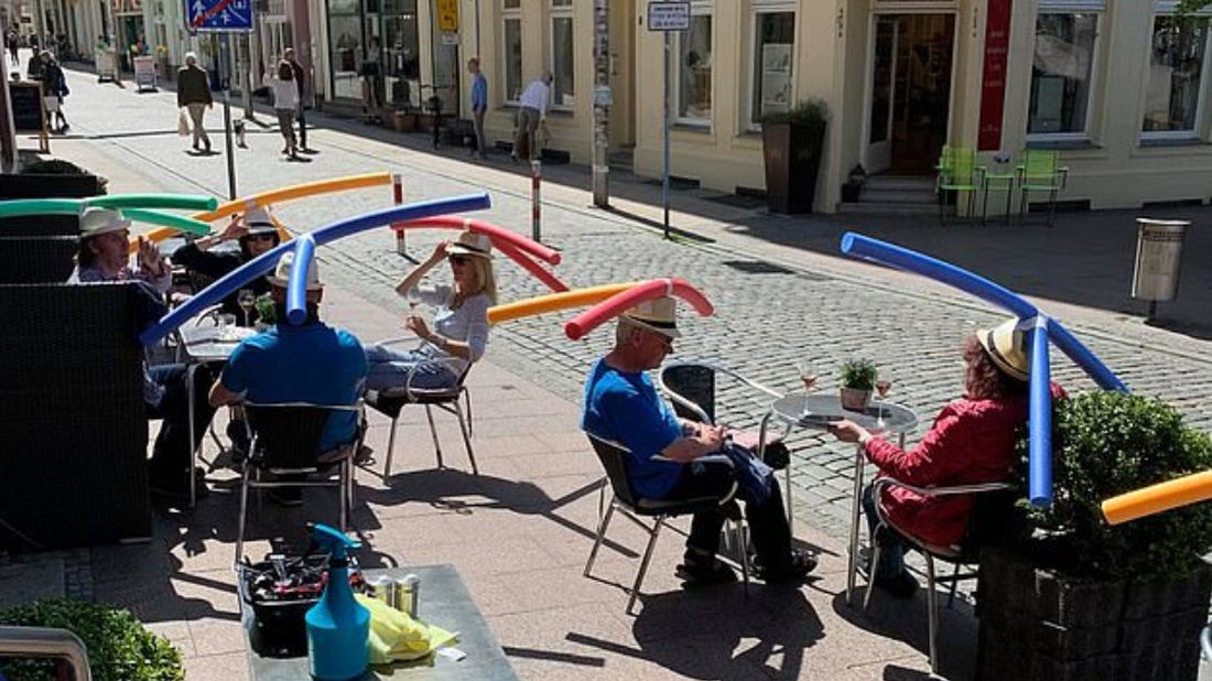 Klienci w ogródku jednej z kawiarni w Niemczech