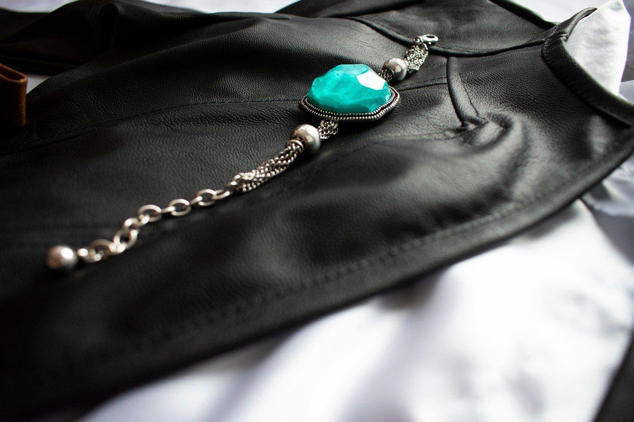 Skórzane dodatki i akcenty vintage