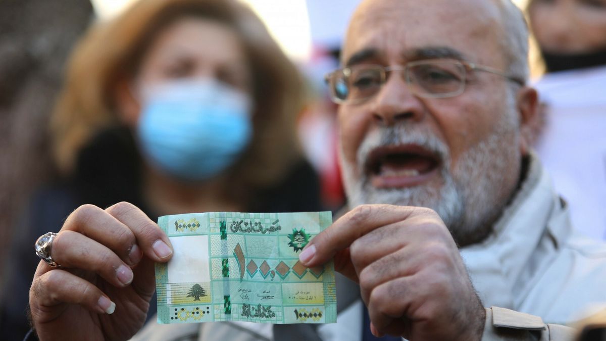 arch49
(220109) -- BEIRUT, Jan. 9, 2022 (Xinhua) -- A man displays a banknote of 100,000 Lebanese pounds during a protest against the collapse of the national currency in front of the Central Bank "Banque du Liban" in Beirut, Lebanon, Jan. 8, 2022. (Xinhua/Bilal Jawich)
Bilal Jawich