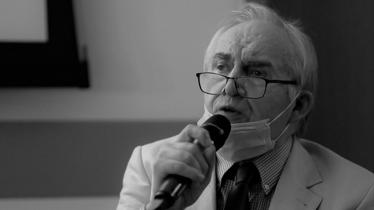 Prof. Marian Zembalapodczas konferencji prasowej w 2020 roku