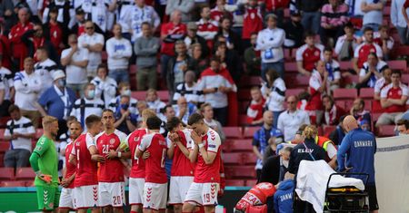 Dramatyczne sceny w Kopenhadze. Atak serca Duńczyka Eriksena na stadionie. Realizator transmisji się tłumaczy