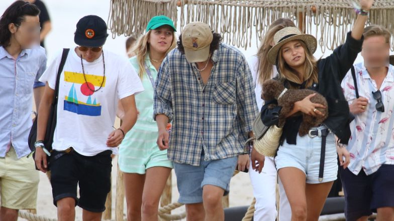 Julia Wieniawa i Nikodem Rozbicki dokazują na plaży w Gdyni w towarzystwie Jessiki Mercedes i Kuby Karasia