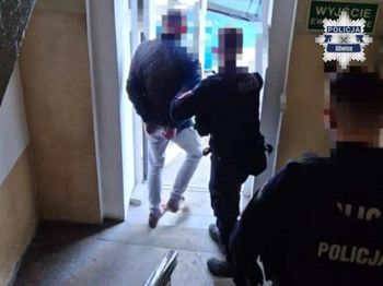 Pijany taksówkarz usnął w aucie. W bagażniku ukrył "anielski pył"