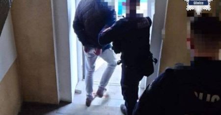 Pijany taksówkarz usnął w aucie. W bagażniku ukrył "anielski pył"