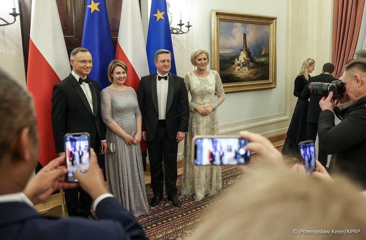 Fryzjer gwiazd bez litości o fryzurze Agaty Dudy: "ZA DUŻO"