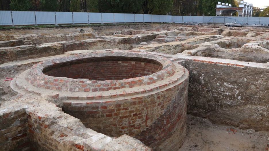 Archeolodzy na terenie wykopalisk pod dawnym pałacem Saskim cały czas natrafiają na zbytkowe przedmioty