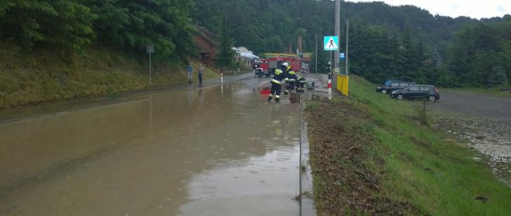 Zalana droga wojewódzka w Bałtowie