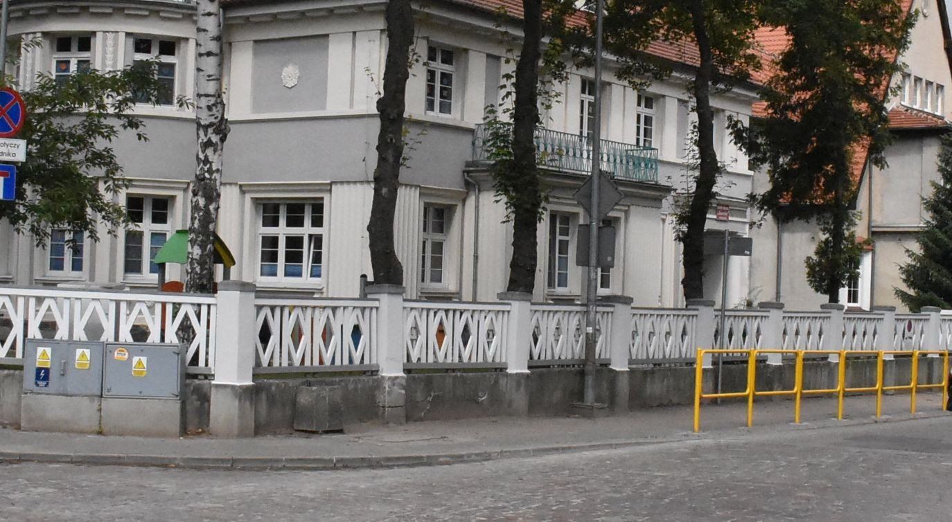 W Malborku wjechała w ogrodzenie i porzuciła samochód