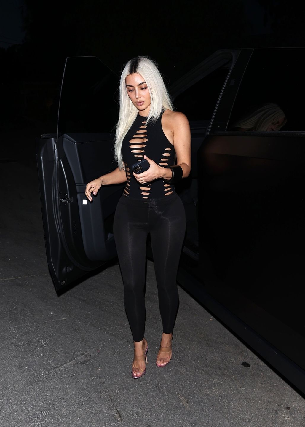 Kim Kardashian wysiada z Tesli w seksownym stroju