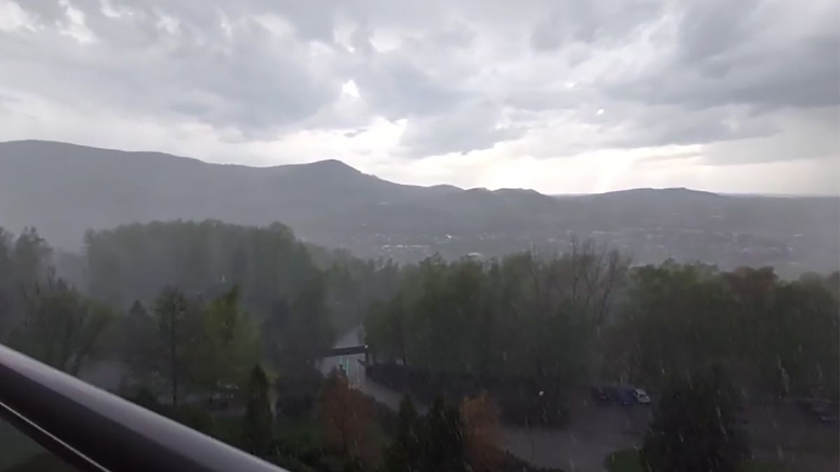 Turystka spokojnie nagrywała ulewę. Nagle zaskoczyło ją uderzenie