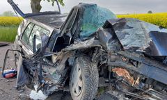 Samochód doszczętnie zniszczony w wypadku. Zaskakujące co z kierowcą