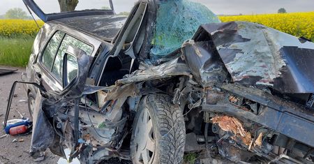 Samochód doszczętnie zniszczony w wypadku. Zaskakujące co z kierowcą