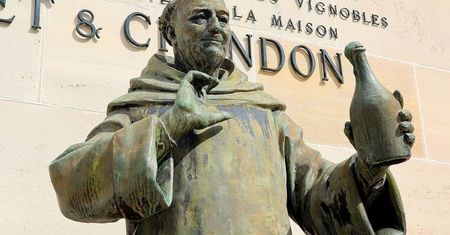 Dom Pérignon. Mnich, który wcale nie odkrył szampana