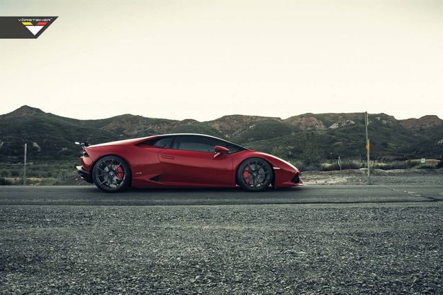 Lamborghini Huracán dostał także nowe 20- i 21-calowe felgi z lekkich stopów. Z czarnymi obręczami doskonale kontrastują czerwone obudowy zacisków.