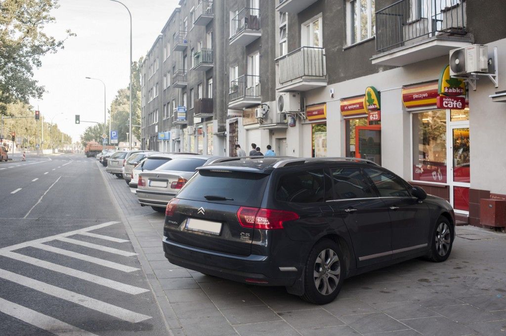 Kierowcy parkują na całym chodniku. ZDM postawi kolejne 200 słupków