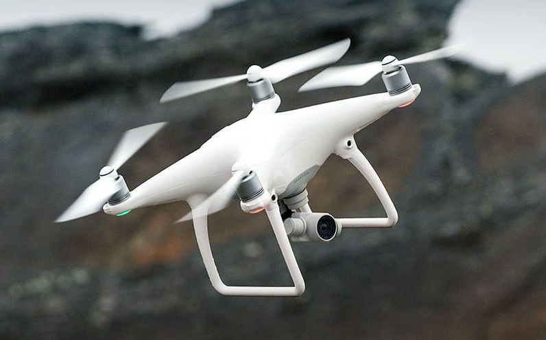 DJI Phantom 4 - flagowy dron, który wykrywa przeszkody, filmuje w 4K i może być sterowany tabletem 1