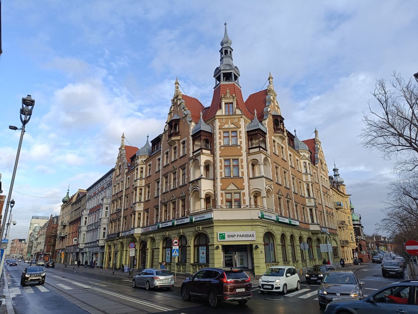 Kamienice w Gliwicach przyciągają wzrok - centrum miasta na piękną zabudowę.