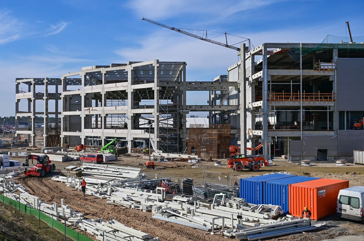 Zdjęcie z budowy fabryki Tesli pod Berlinem z 2 marca 2022 roku 