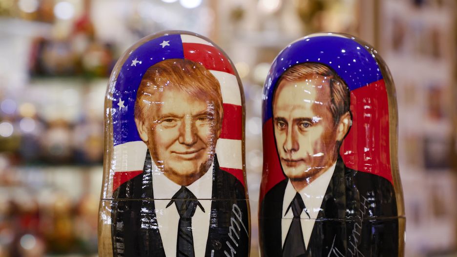 Traditional Russian Matryoshka wooden dolls, also known as nesting dolls, depicting US Republican presidential candidate Donald J. Trump (L) and Russian President Vladimir Putin (R), are on display at a gift shop in Moscow, Russia, 06 November 2024. US Republican presidential candidate Donald J. Trump has been elected the 47th president of the United States after having secured more than the 270 Electoral College votes necessary, following a tightly contested race with Democratic presidential candidate US Vice President Kamala Harris. EPA/YURI KOCHETKOV Dostawca: PAP/EPA.