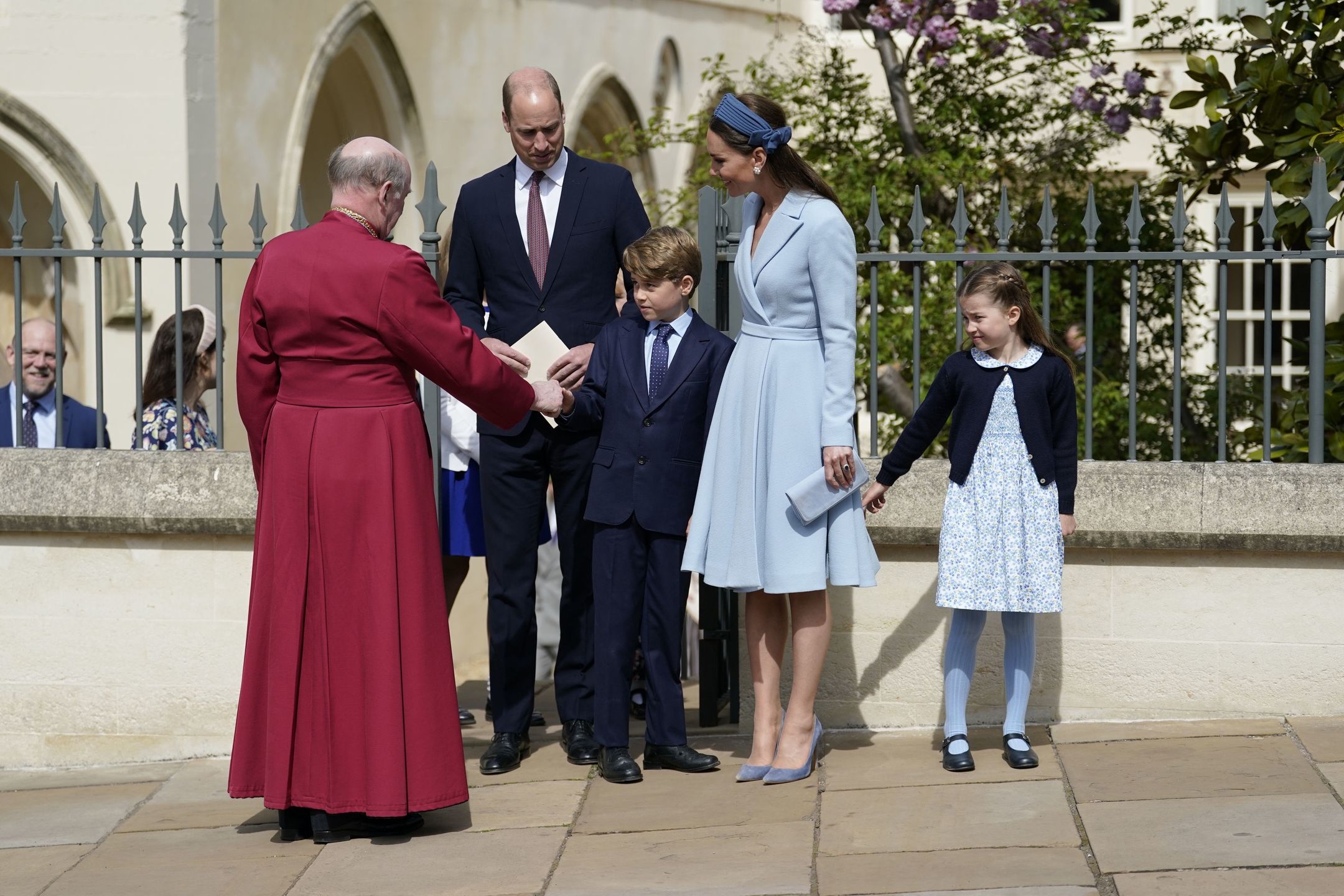 Brytyjska rodzina królewska w drodze na mszę wielkanocną. Kate i William przyciągali wszystkie spojrzenia. George i Charlotte nie byli zadowoleni