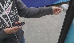 Ładowanie telefonów na przystankach w kampanii „energii od Fortum” (wideo)