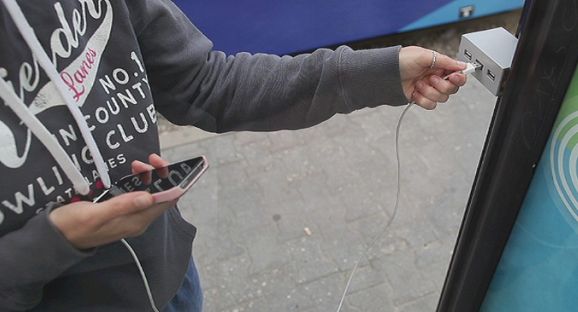 Ładowanie telefonów na przystankach w kampanii „energii od Fortum” (wideo)