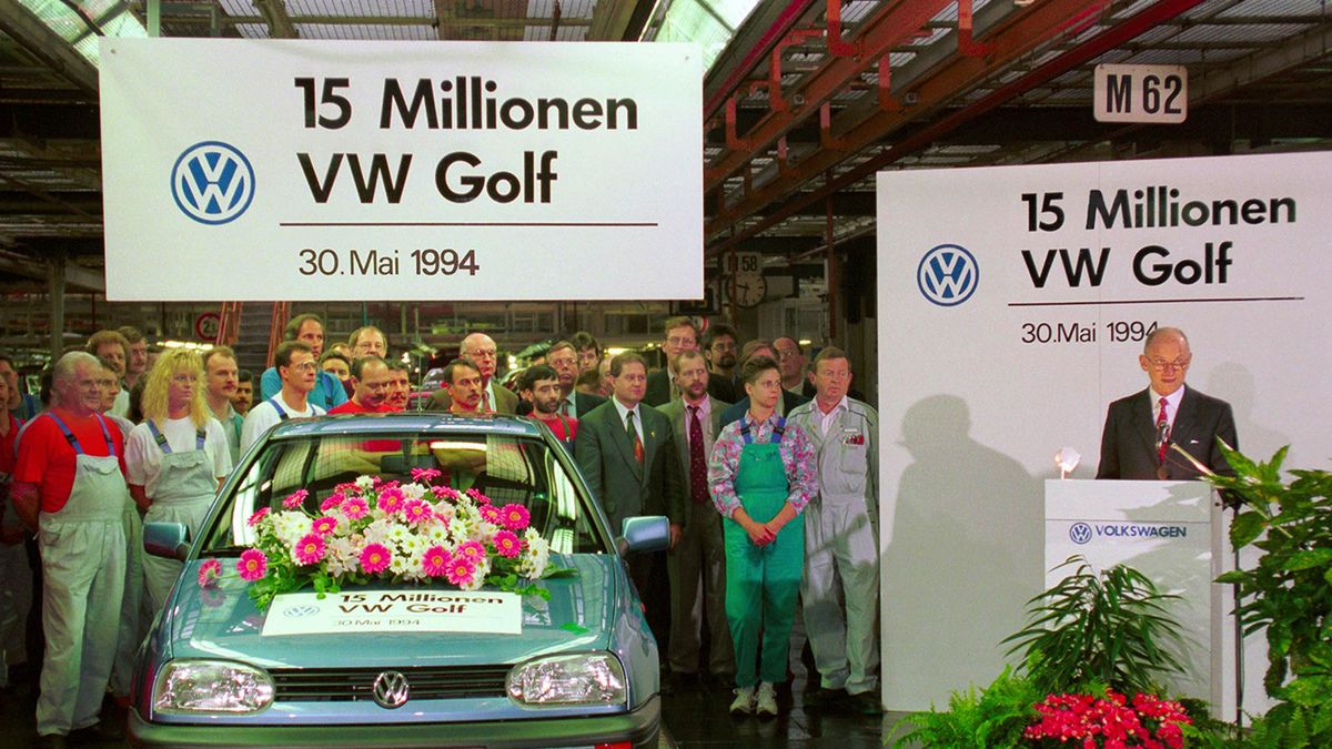 Ferdinand Piech prezentuje piętnastomilionowego Golfa (fot. Volkswagen)