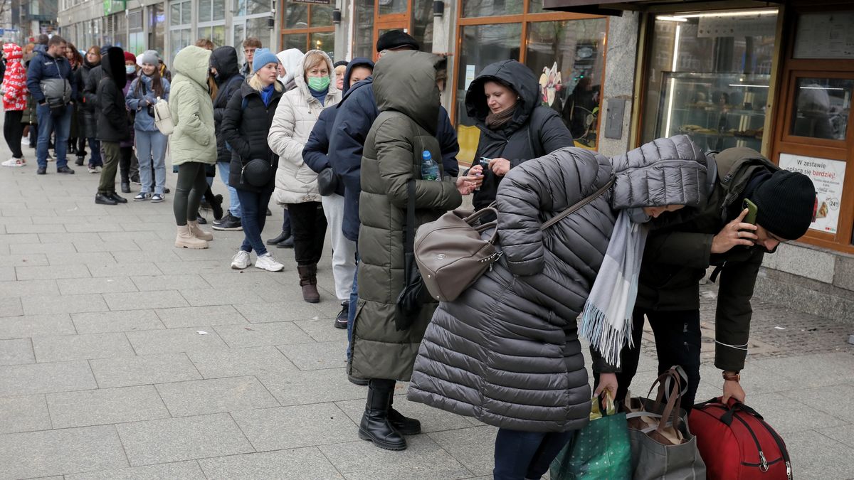 Warszawa, 05.03.2022. Kolejka do kantoru przy ul. Świętokrzyskiej w Warszawie, 5 bm. Kantor jest jednym z nielicznych w stolicy, gdzie można sprzedać hrywny.  (kf) PAP/Paweł Supernak