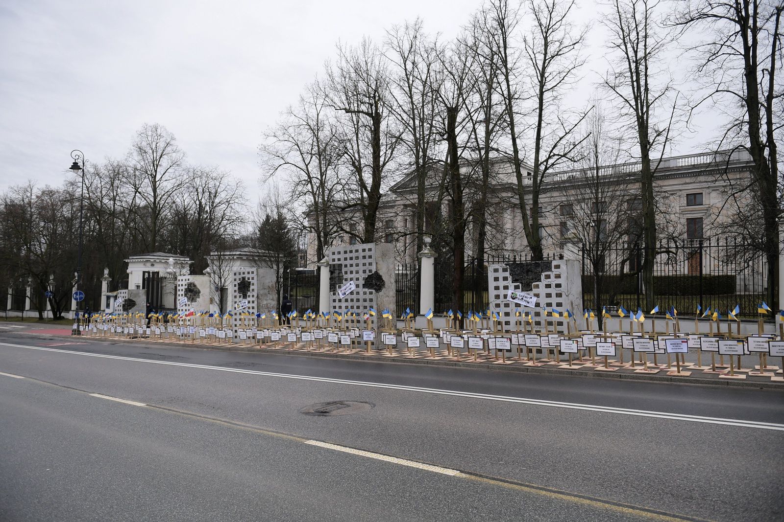 Instalacja artystyczna przed ambasadą Rosji
