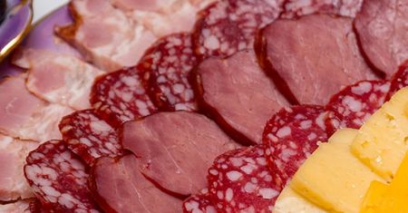 Wystarczy porcja dziennie. Przyczynia się do raka jelit, może uszkodzić mózg i serce