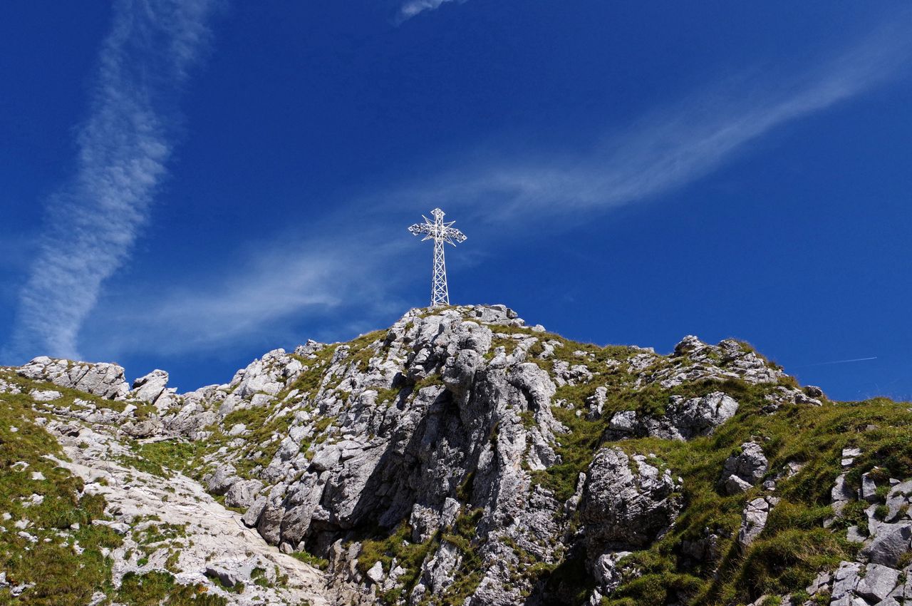 Zakopane. Tęczowa flaga na krzyżu na Giewoncie. Wierni przepraszają