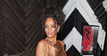 Rihanna świeci rowkiem…