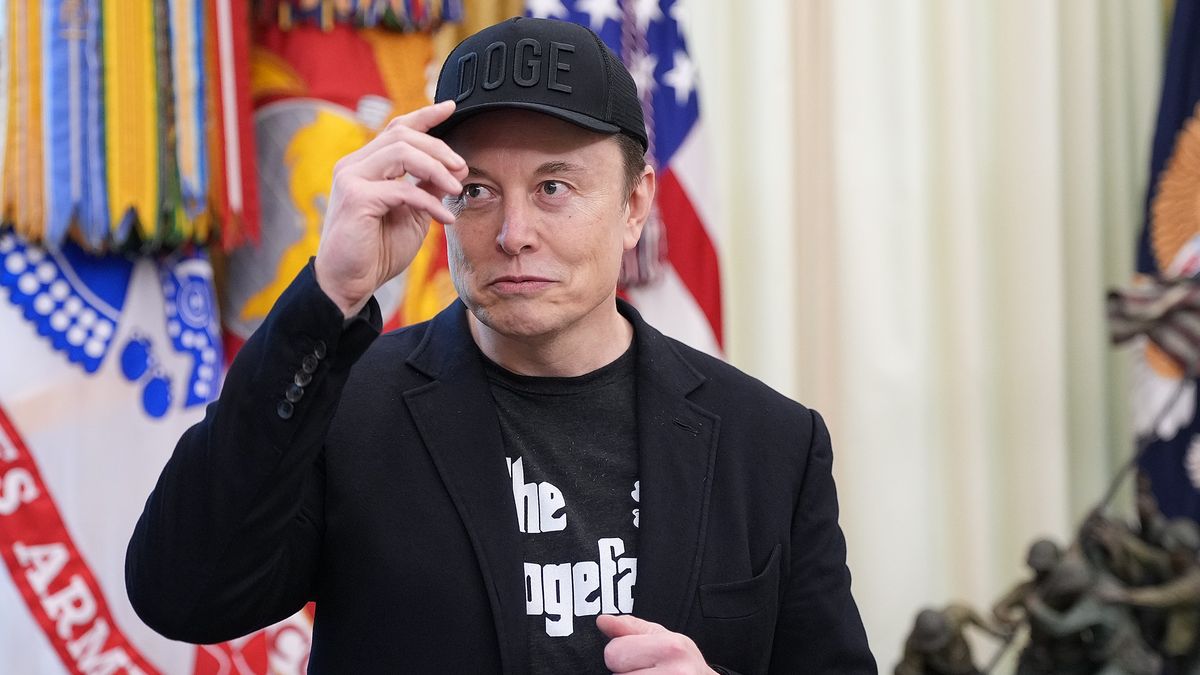 WASHINGTON, DC - MAY 30: Tesla CEO Elon Musk removes his hat as he listens to a question from a reporter alongside U.S. President Donald Trump in the Oval Office of the White House on May 30, 2025 in Washington, DC. Musk, who served as an adviser to Trump and led the Department of Government Efficiency, announced he would leave his role in the Trump administration to refocus on his businesses.  (Photo by Kevin Dietsch/Getty Images)