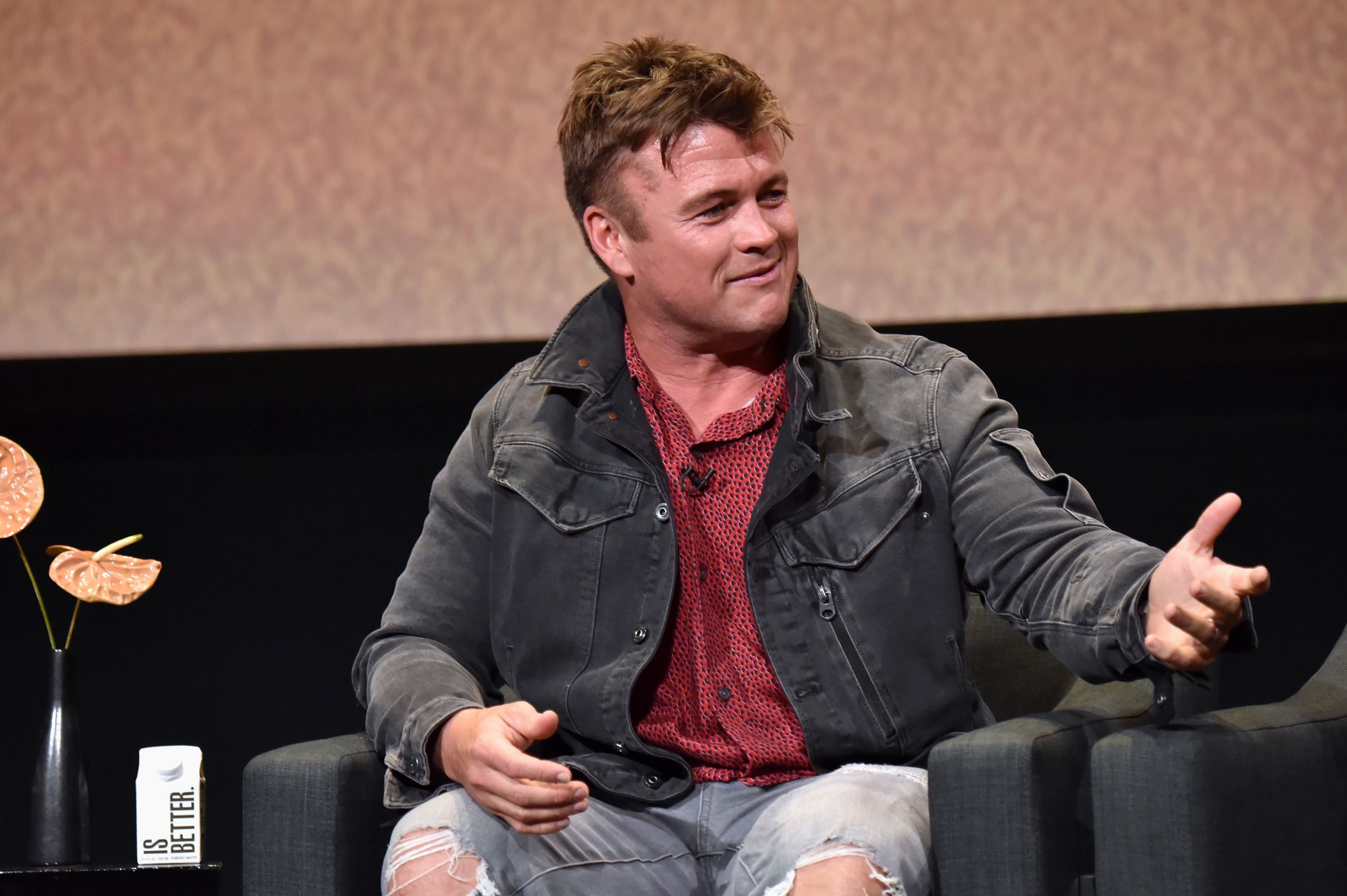Luke Hemsworth, brat Chrisa Hemswortha, nabija się z chudych nóg aktora