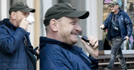 Radosny Bartosz Żukowski raczy się kawą i elektrycznym papierosem. Pamiętacie go jako Waldusia ze "Świata według Kiepskich"?