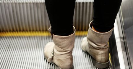 Wypadek we Wrocławiu. Schody w galerii wciągnęły stopę trzylatka