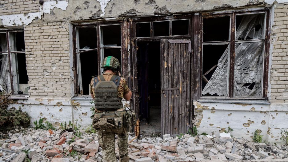 A Ukrainian serviceman of the 688th Separate Jager Infantry Brigade 'Oleksa Dovbush' looks at a damaged building in the recently recaptured village of Blahodatne, Donetsk region, Ukraine, 17 June 2023. Russian troops entered Ukraine in February 2022 starting a conflict that has provoked destruction and a humanitarian crisis. EPA/STRINGER ATTENTION EDITORS, GRAPHIC CONTENT Dostawca: PAP/EPA.
